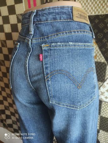 Levi's джинсы женские, в отличном состоянии.