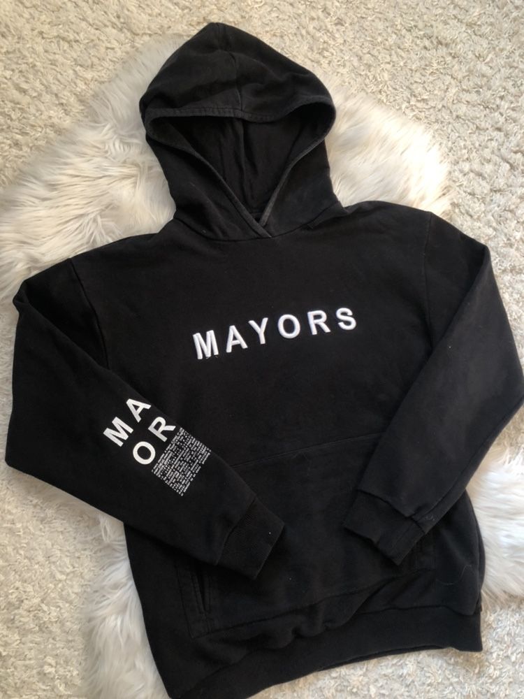 Bluza Majors Mayors must have czarna z nadrukami na plecach i rękawie