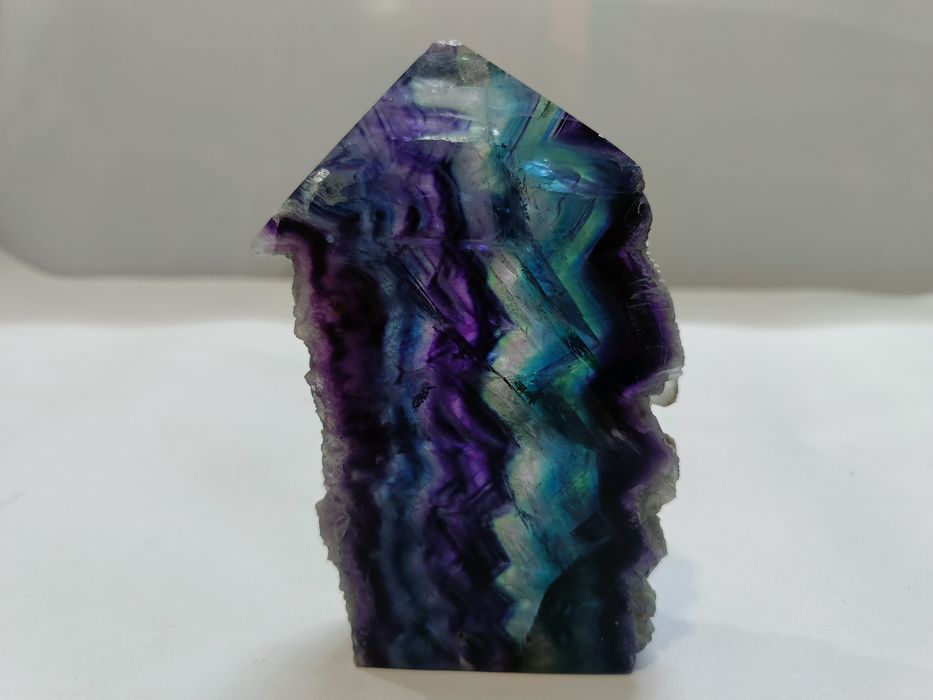 Naturalny kamień Fluoryt w formie polerowanego stożka
