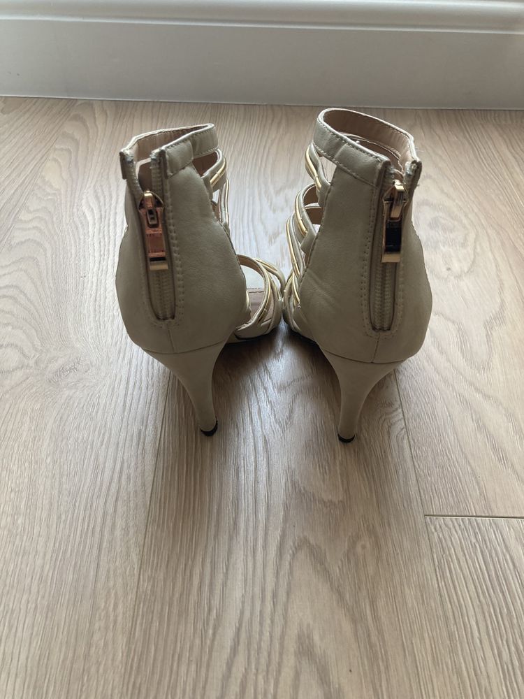 Sandaly na obcasie r36 jednak uwazam,ze jest to r37 (ok 23 cm wkladka)