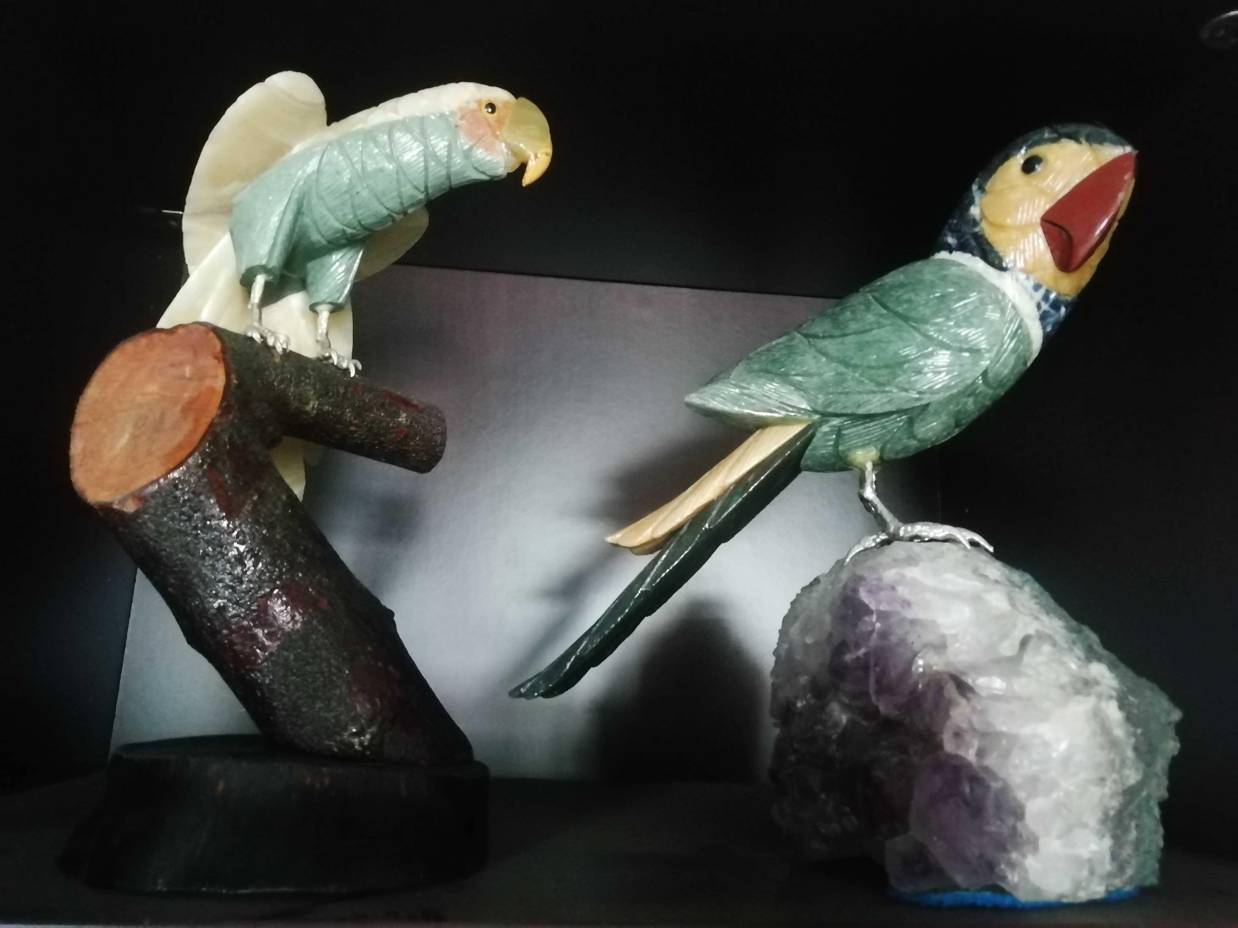 Esculturas de pássaros em pedras semi preciosas