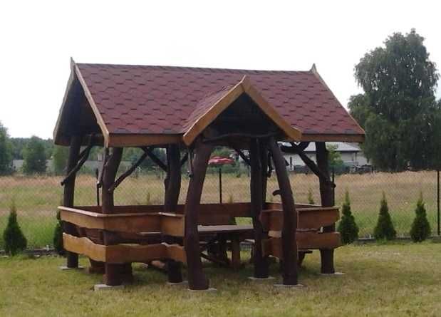 Altana z bali naturalnych krzywych okrągłych biesiadna ogrodowa