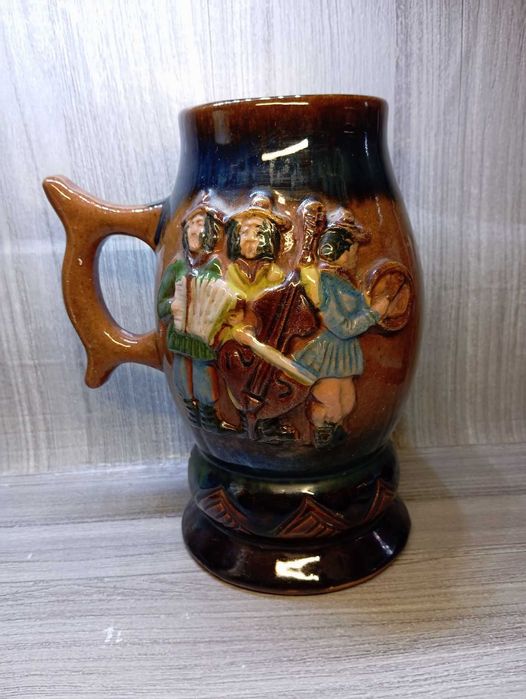 Ceramiczny kufel z motywami muzyków ludowych - PRL