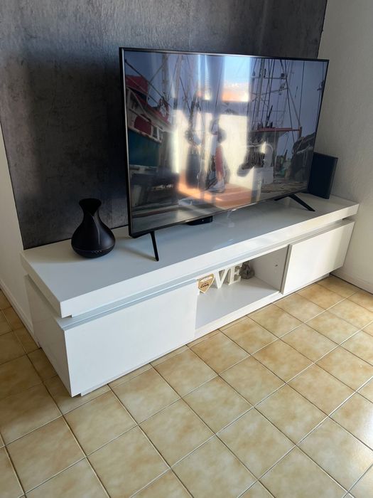 Móvel TV branco.