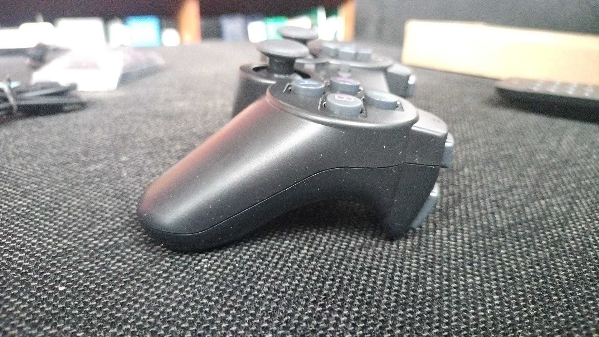 Consola retro com conectividade à televisão e com 2 comandos