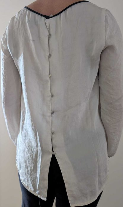 Blusa Branca com botões nas costas