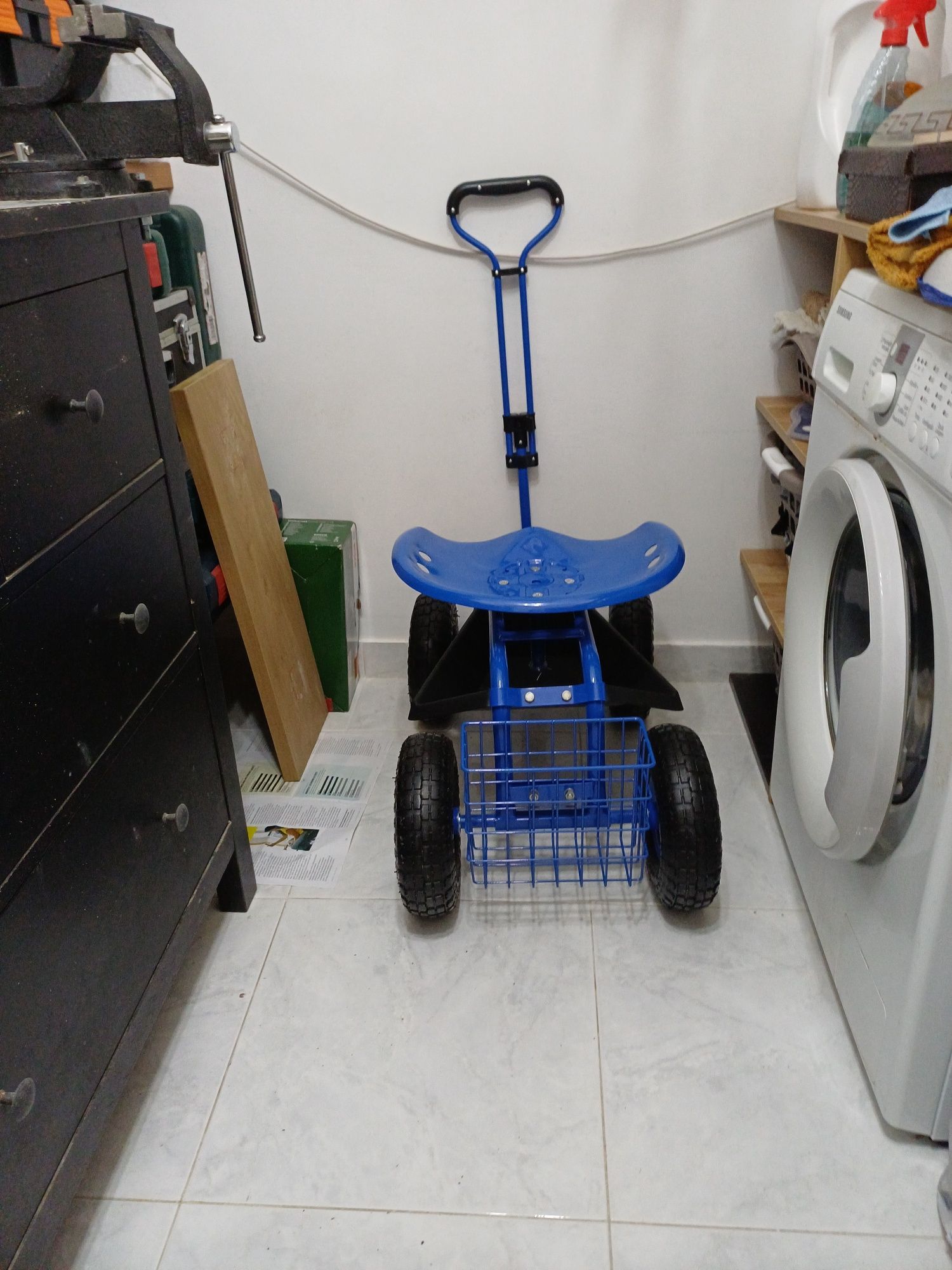 Carro de jardim e banco de trabalho