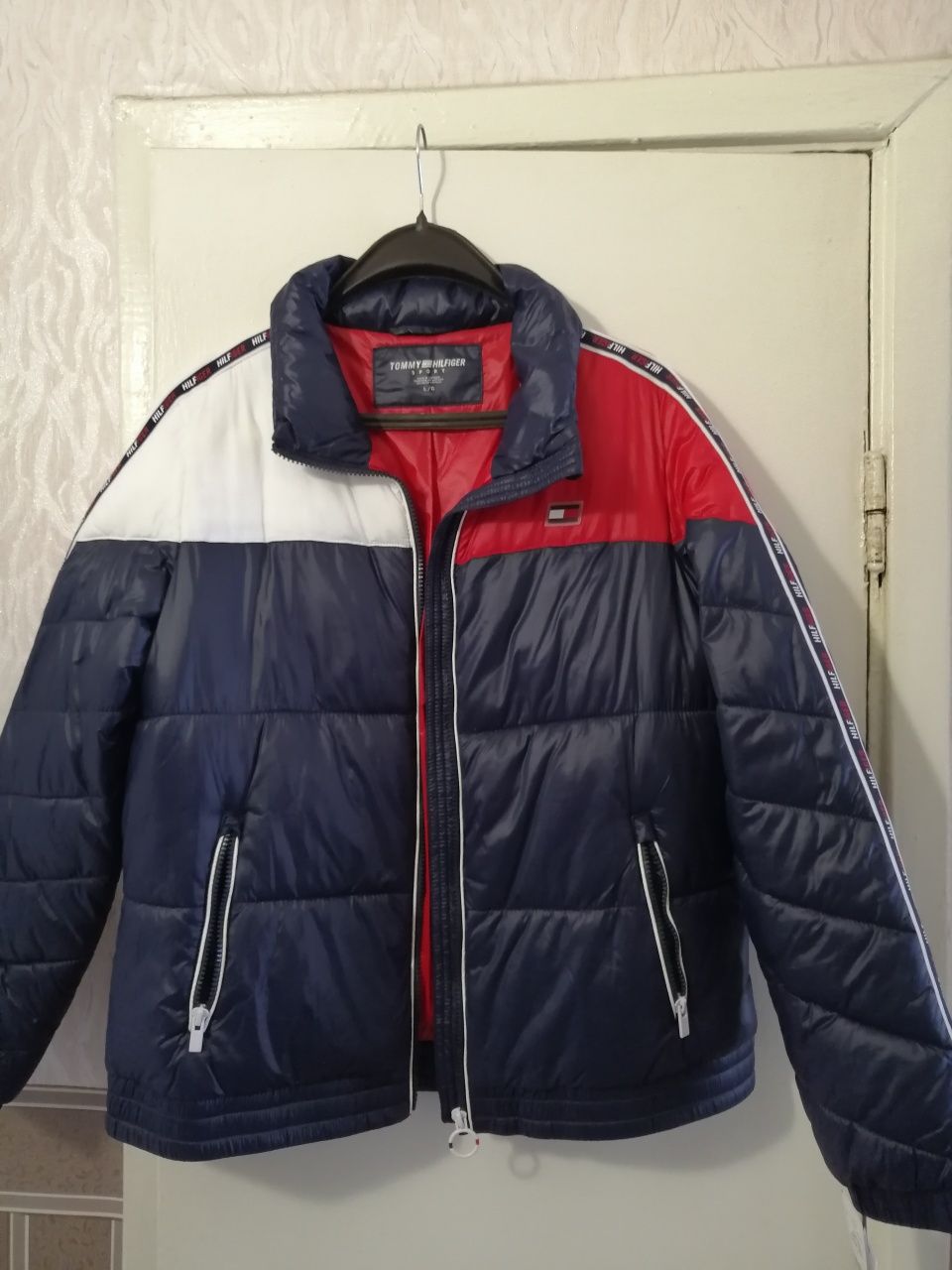 Продам фирменную женскую куртку 48 размер