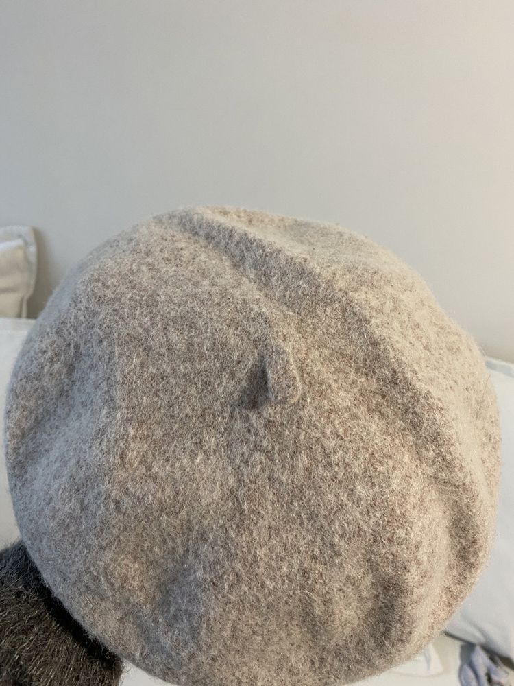 bezowy beret welniany welna reserved zimowy cieply