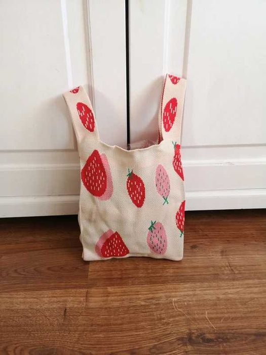 Stylowa mała torebka w stylu shopperki z truskawkami.