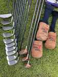Zestaw kijów golfowych z torbą do przechowywania i wózkiem.