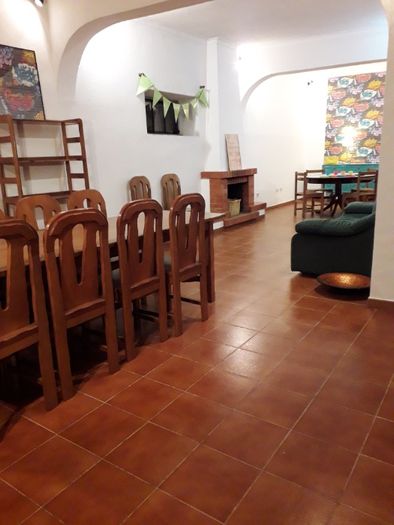 Mesa e 12 cadeiras em pinho maciço