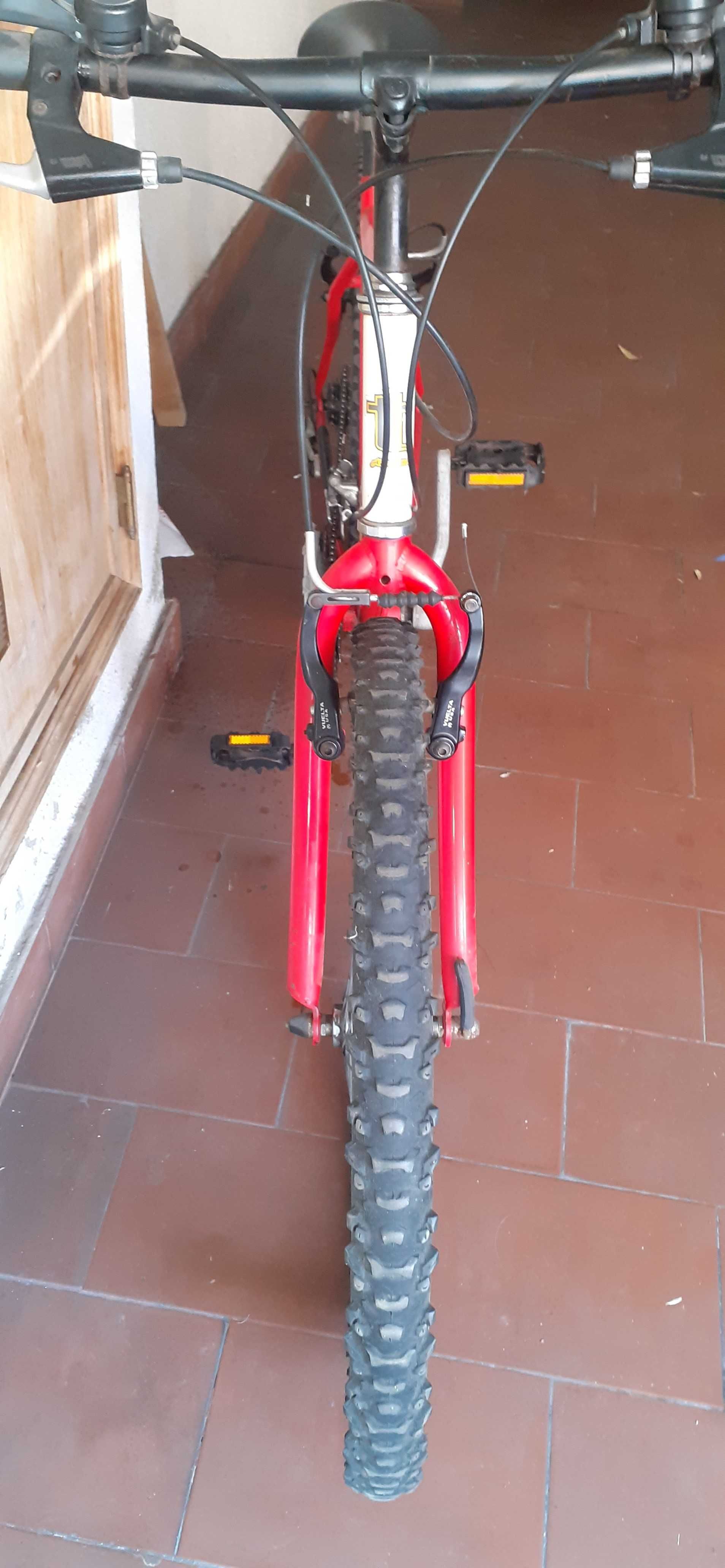 Bicicleta de BTT vintage em bom estado