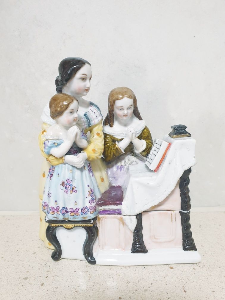 Lindo antigo tinteiro  figurativo em porcelana europeia