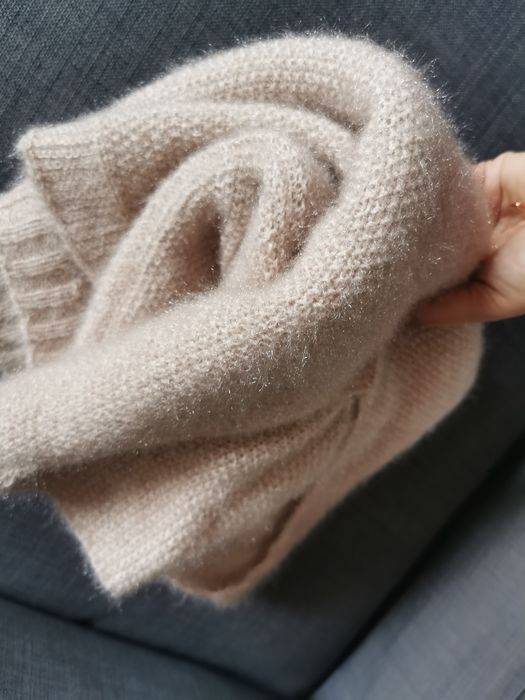 Moherowy nowy sweter w serek, piękny