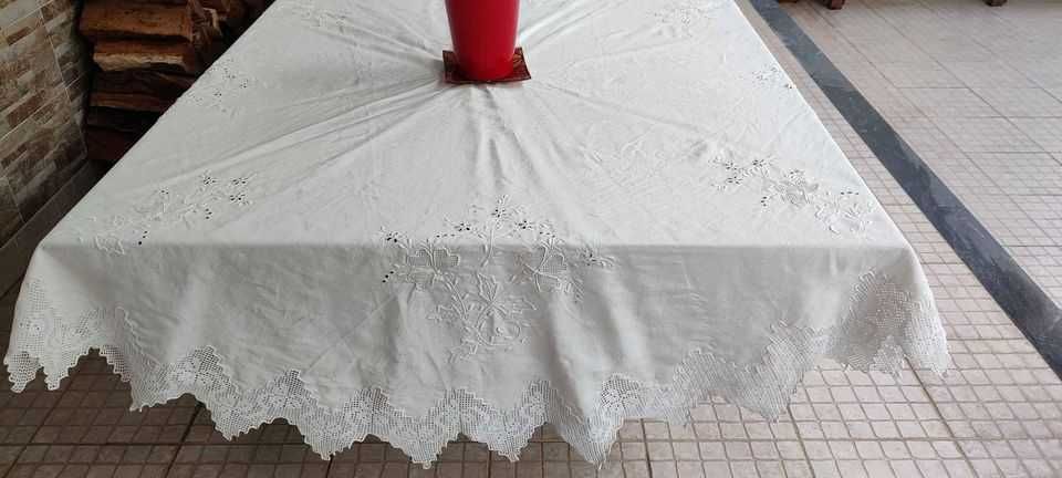 Toalha de mesa em linho com 82 bicos renda fina, bordados da Lixa