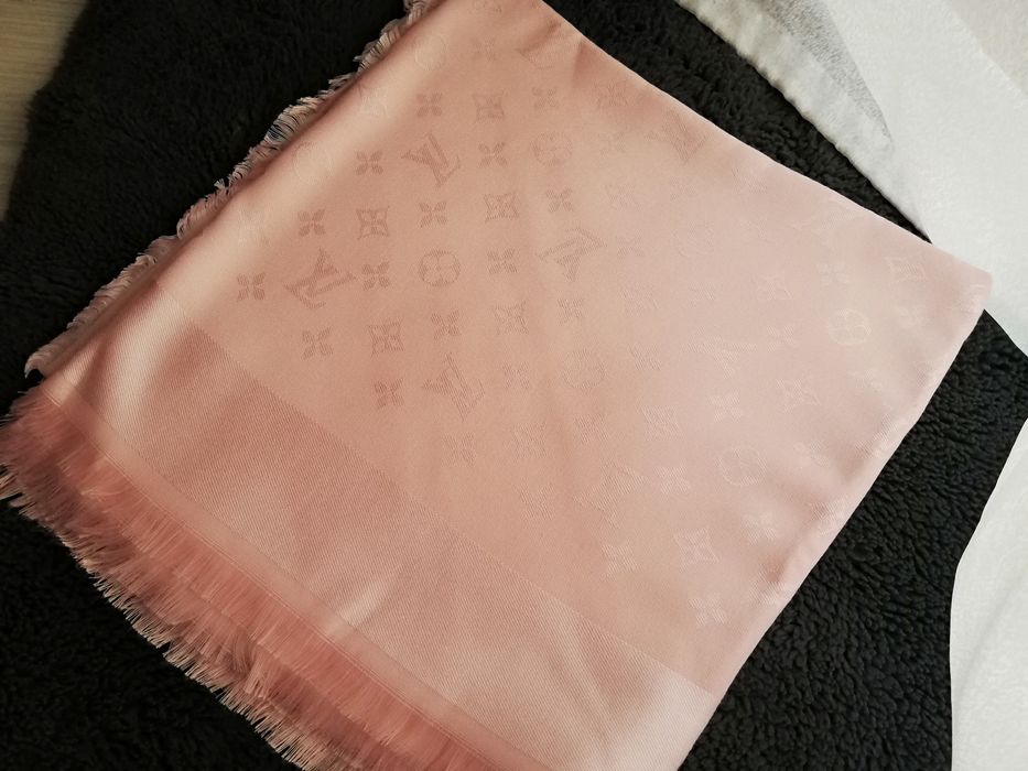 Piękna chusta pudrowy róż połysk jedwab kaszmir 140x140 Louis Vuitton