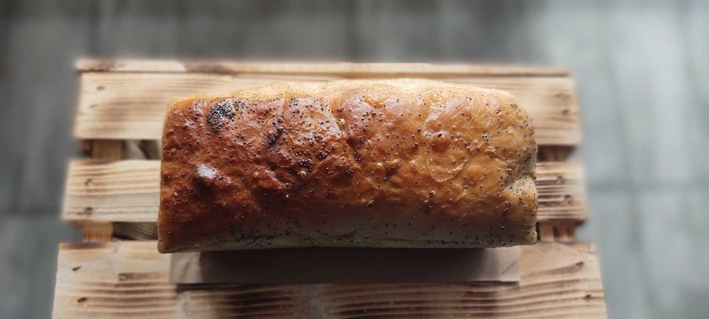 Chleb domowy pieczony w piecu chlebowym.