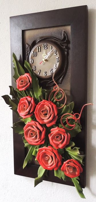 Nowoczesny obraz ze skóry z czerwonymi różami w wąskiej ramie + GRAWER