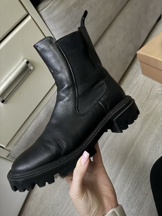 Жіночі шкіряні черевики Estro