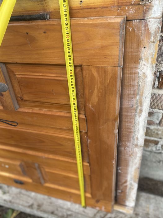 Вхідні деревяні двері з рамою