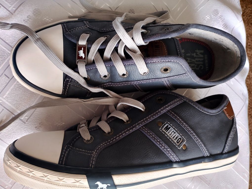 Buty sportowe męskie Mustang rozmiar 39 wkładka 25