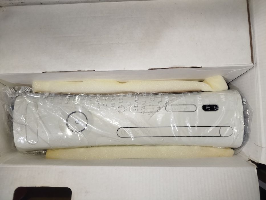 Xbox 360 com 2 comandos e 6 jogos