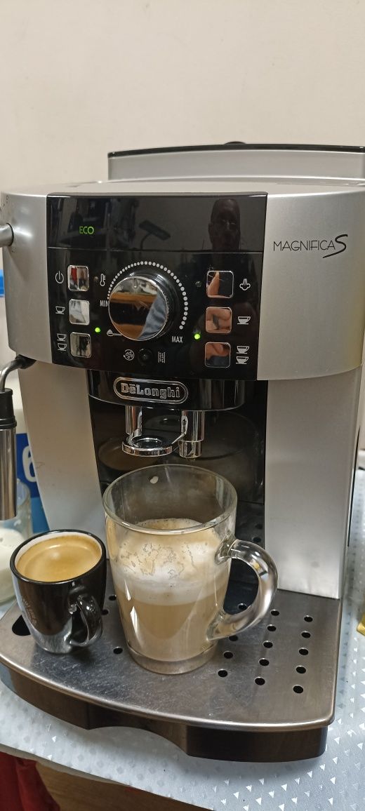 Кофемашина Delonghi Magnifica S из Германии.