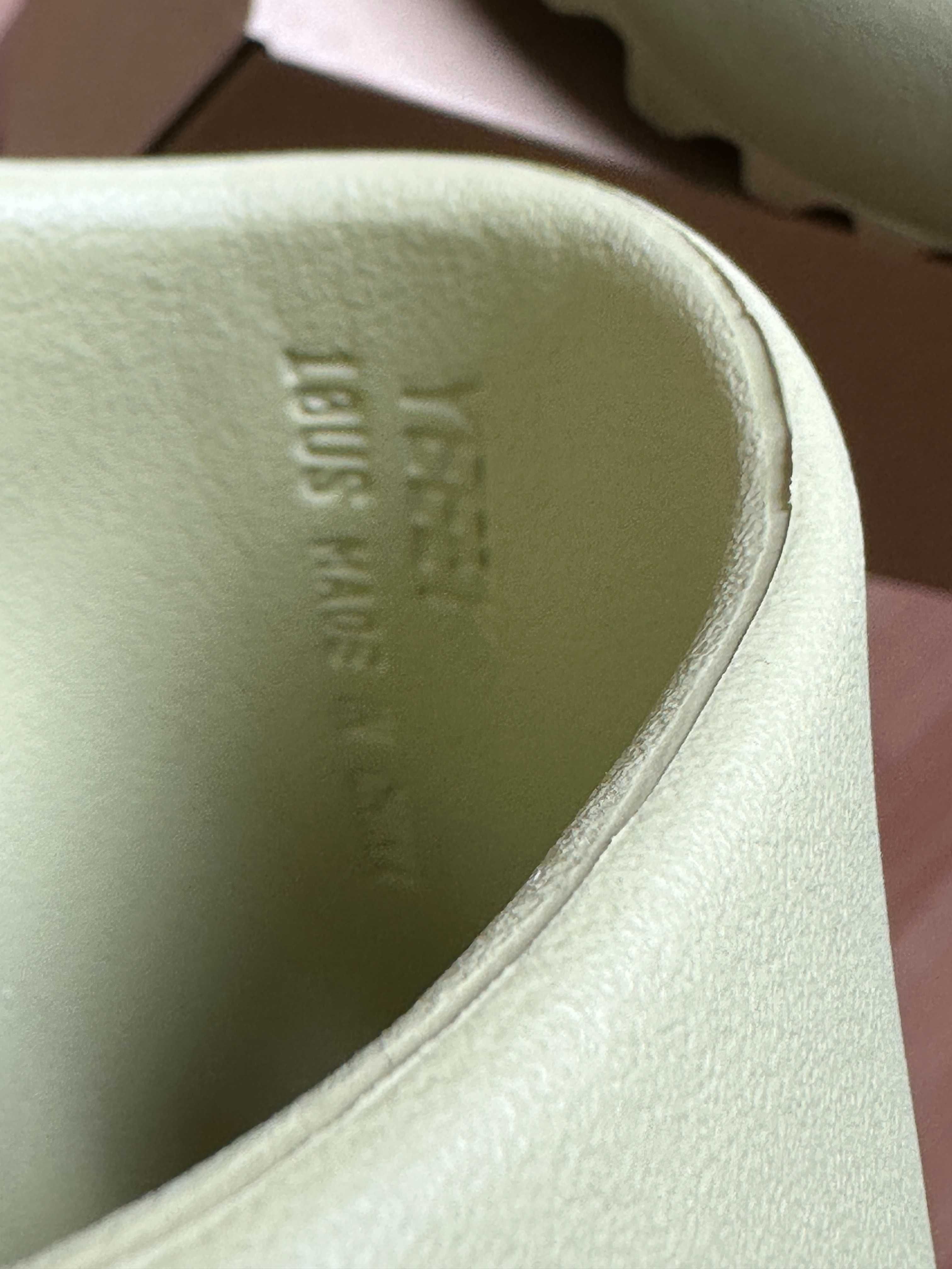 Nowe klapki Yeezy Slide Resin, rozmiar 10 US / EU 44 1/2