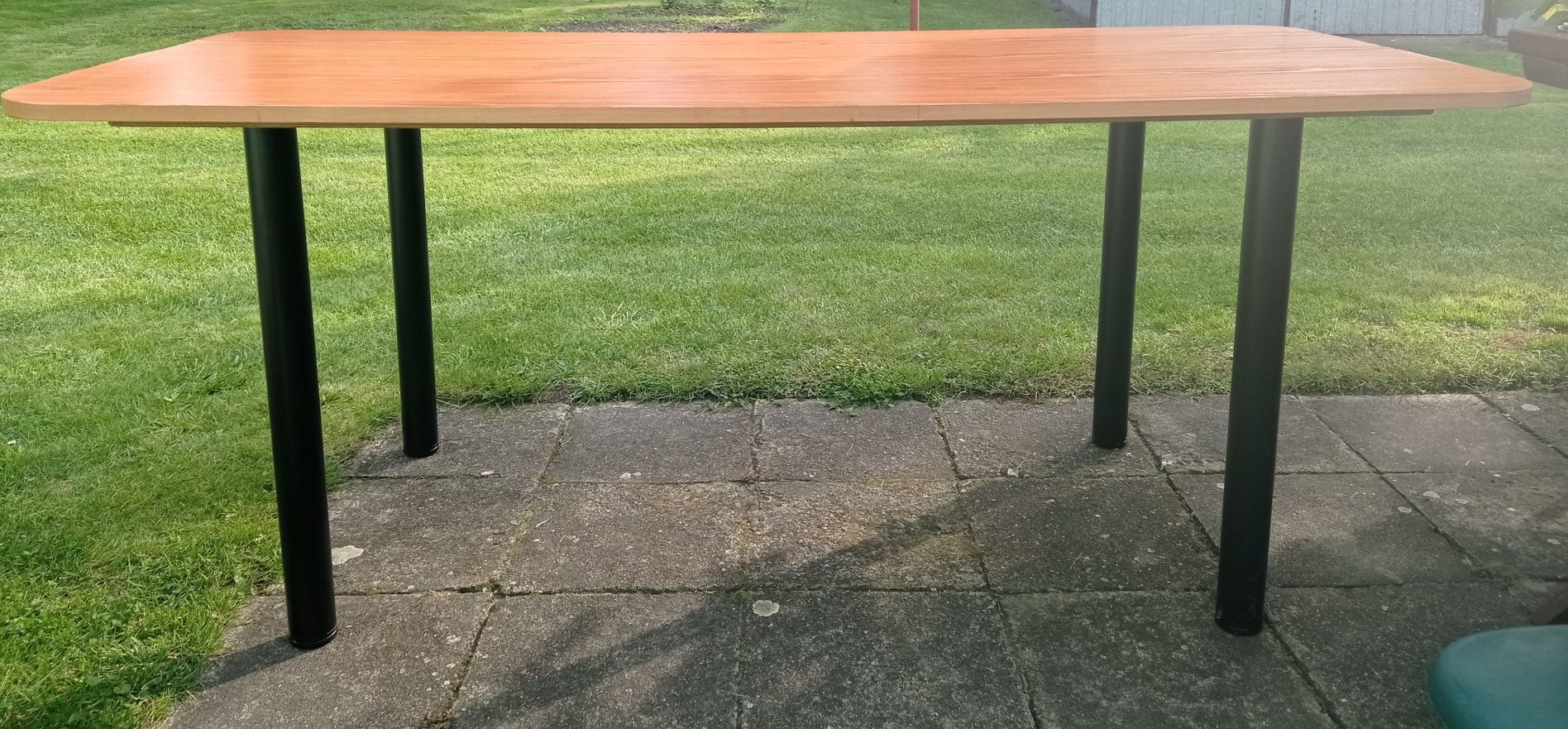 Duży stół jasnobeżowy