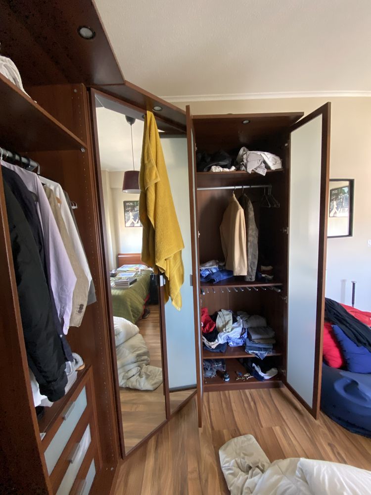Espaçoso armário em L, com portas, gavetas e àrea para casacos, fatos