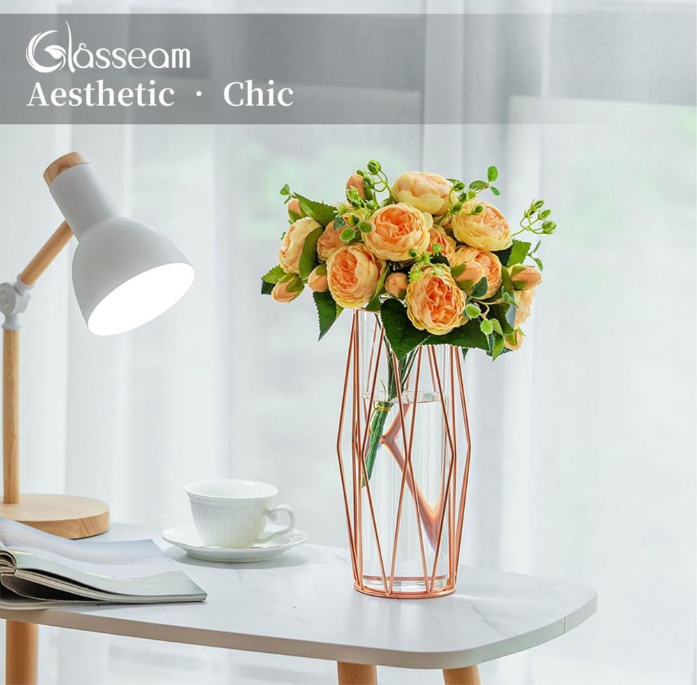 Szklany wazon na kwiaty z geometrycznym metalowym stojakiem