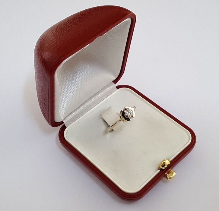 Złoty pierścionek zdobiony brylantem 0,20 carata