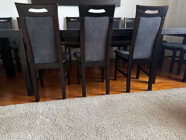 Stół rozkładany z 16 krzesłami