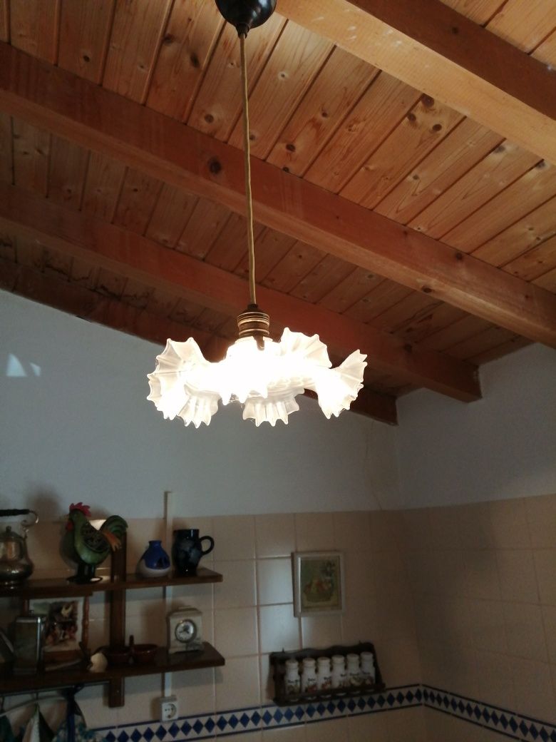 Lindo candeeiro em vidro antigo.