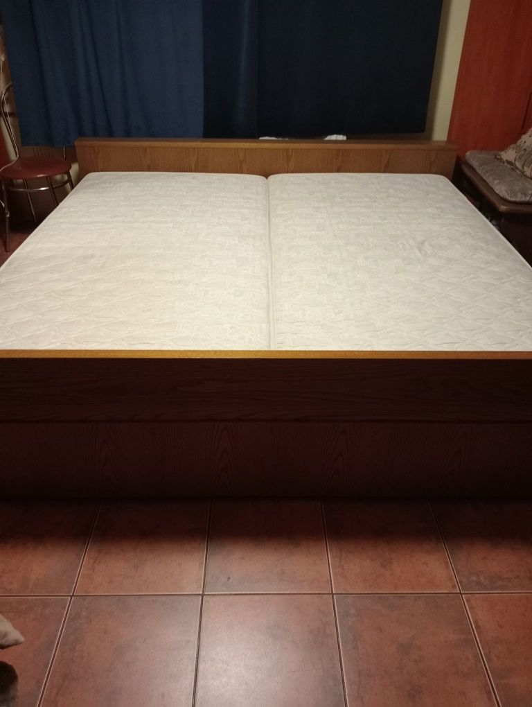 Duże łóżko używane