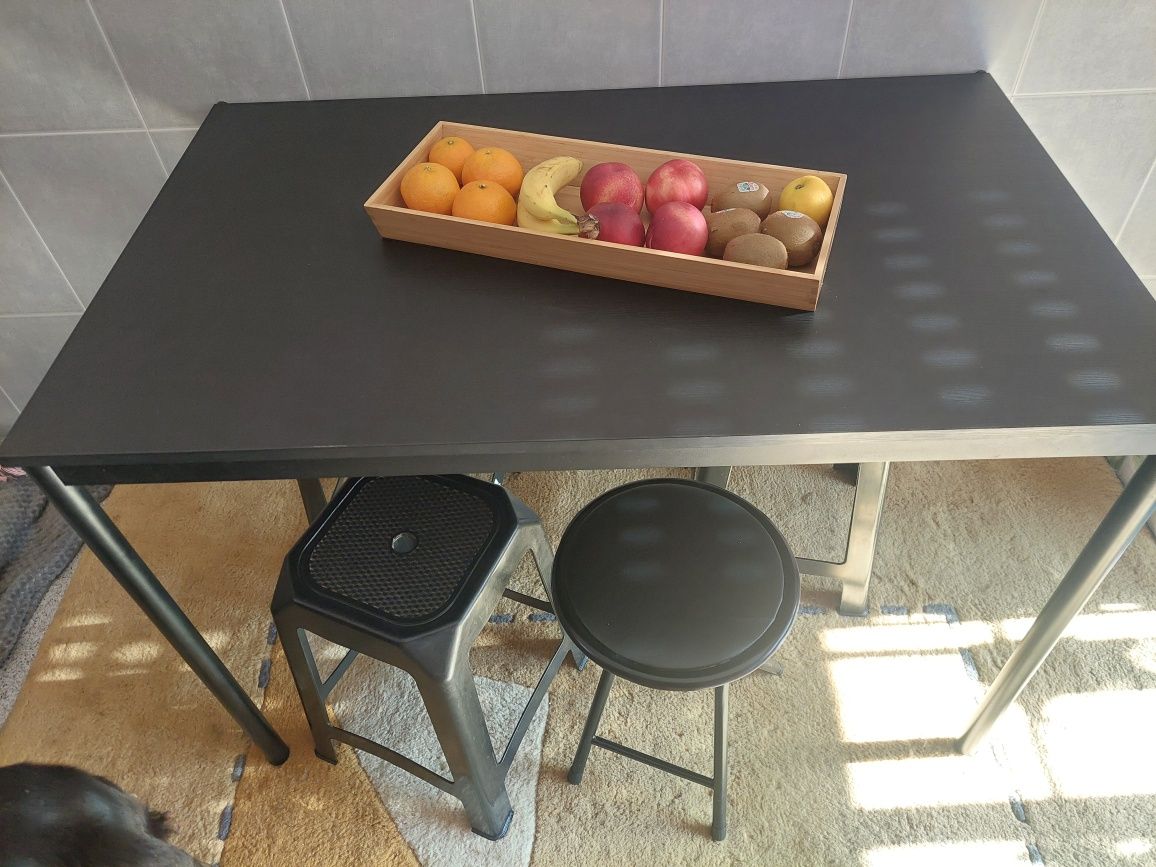 Mesa de refeições em madeira moderna e atual com pernas em aluminio a