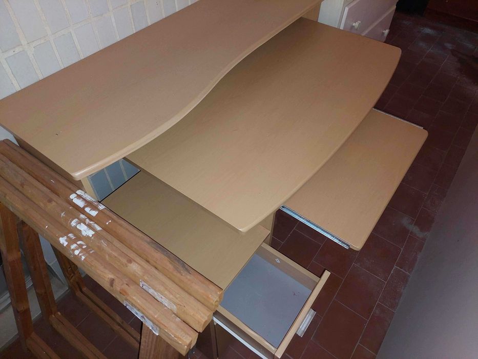 Secretária com gavetas