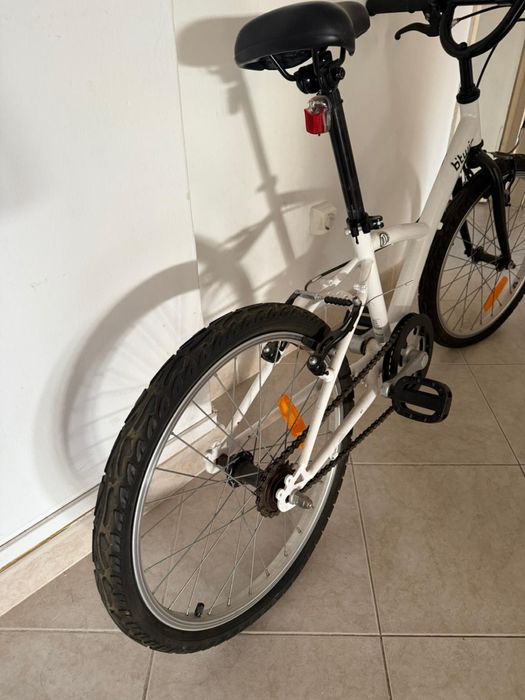 Bicicleta de crianca adolescente branca