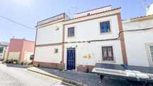 Oportunidade de Renovação no Centro de Loulé – Moradia com Terraço e A