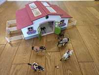 Schleich Stajnia Biało Różowa + Akcesoria 42344 Horse Club Klacz konie
