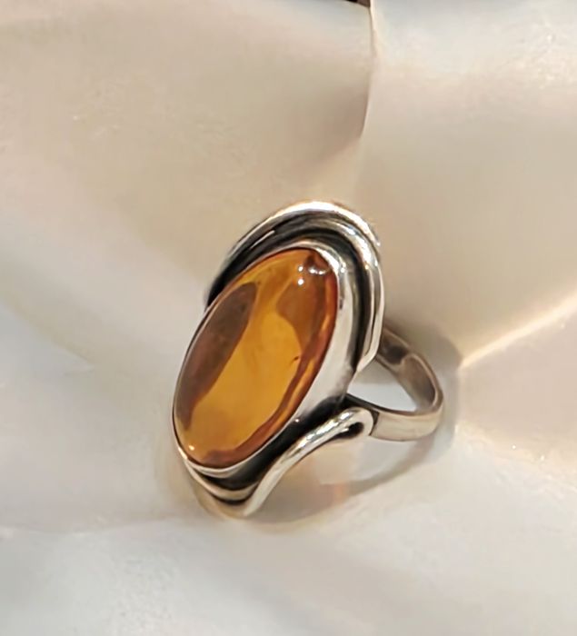 Srebrny pierścionek z bursztynem