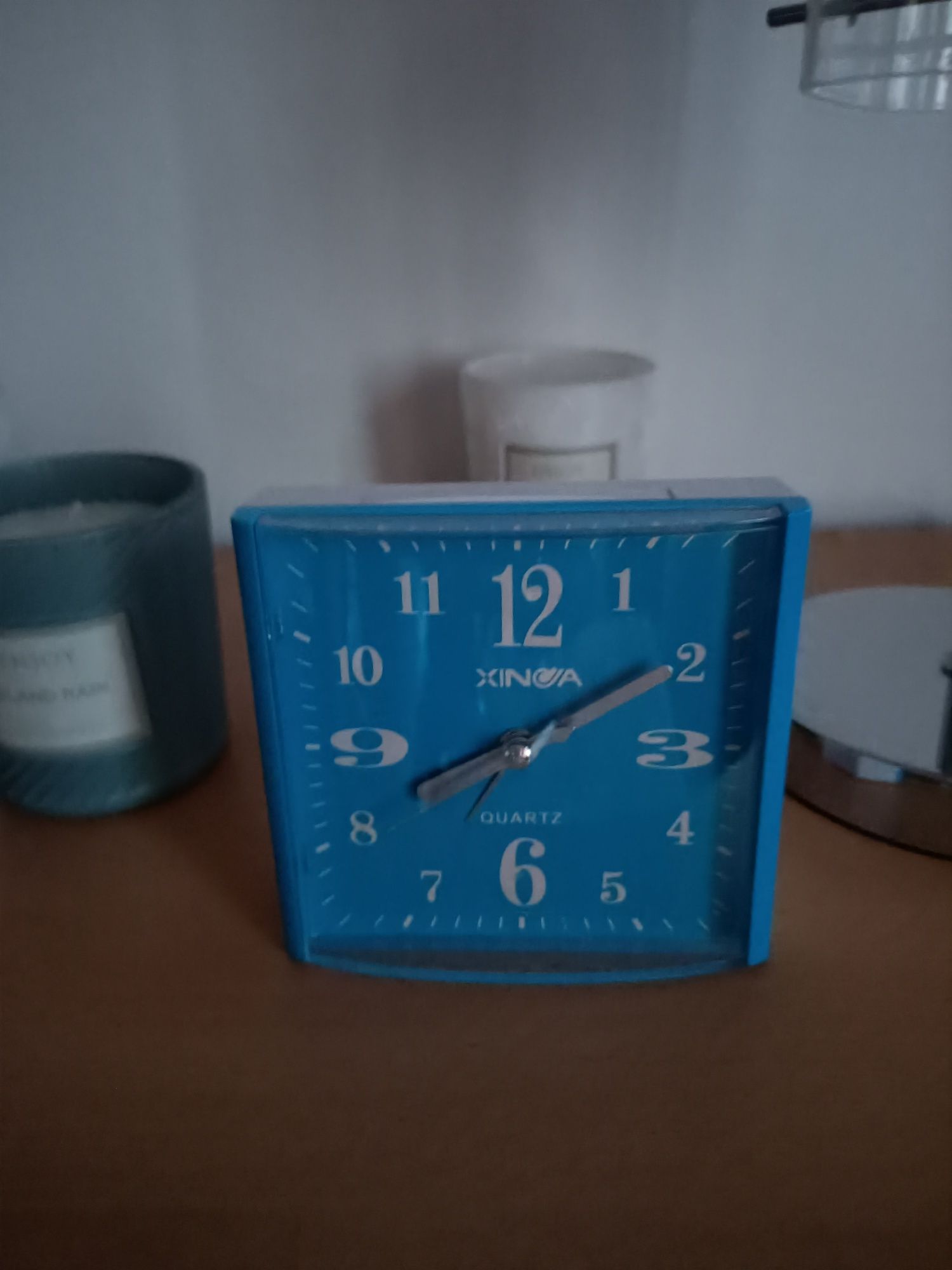Zegarek budzik kwadratowy 10 x 10 cm zegar stojący niebiesko biały