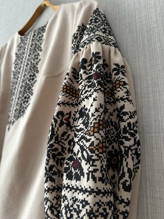 Жіноча вишиванка ручної роботи