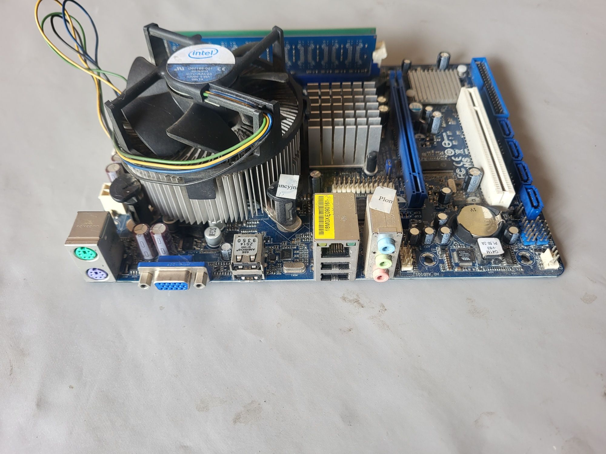 ASRock G41M - VS3 + Quad 4x25 GHZ + 6 GB + Radiator.
G41M-VS3ASRock
G4