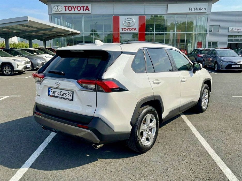 Toyota RAV4 2019 Офицеал. 2.0 Полный привод
