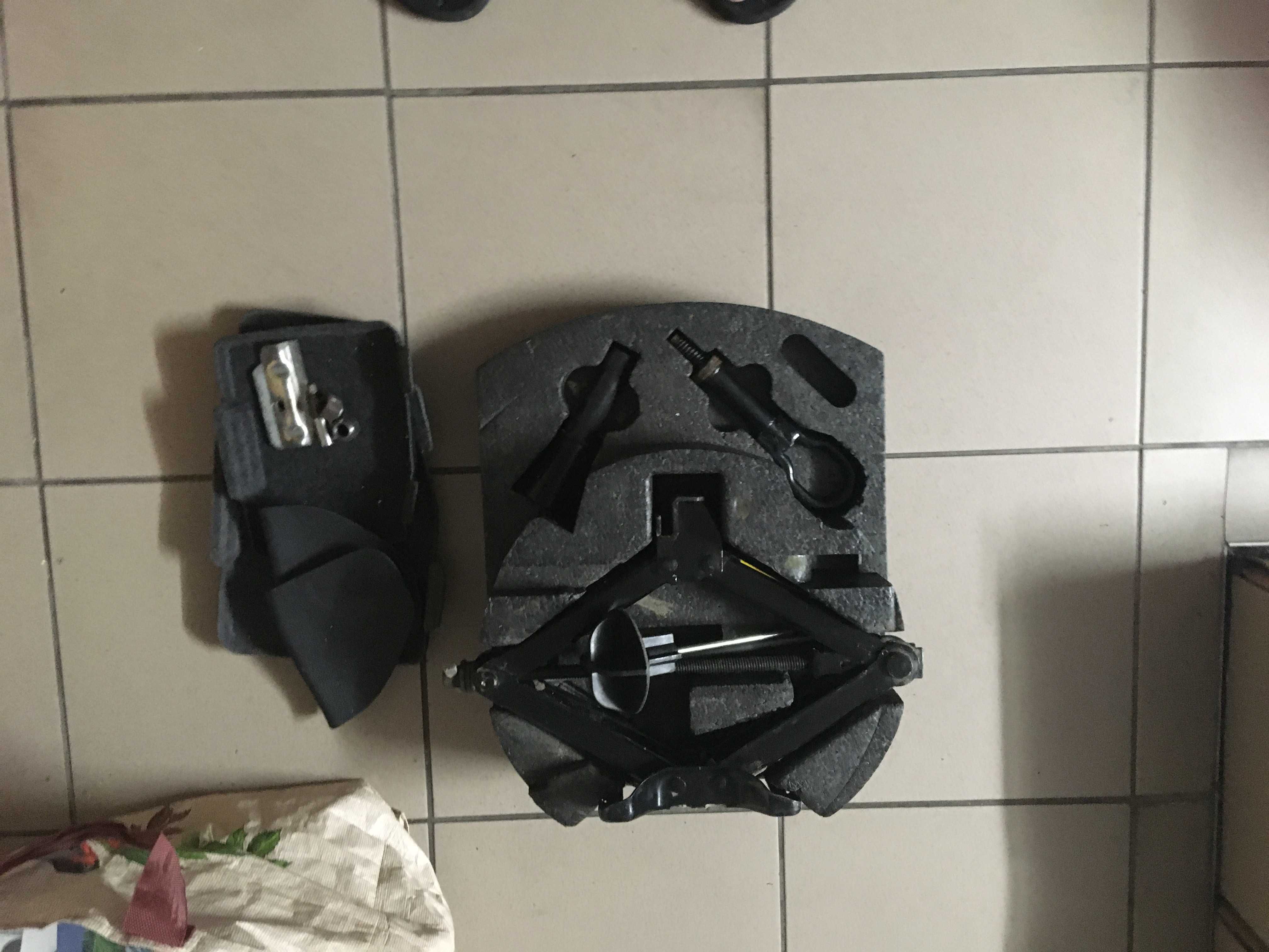 FORD MONDEO MK4 WKŁAD bagażnika koła zapasowego  styropian stan bdb