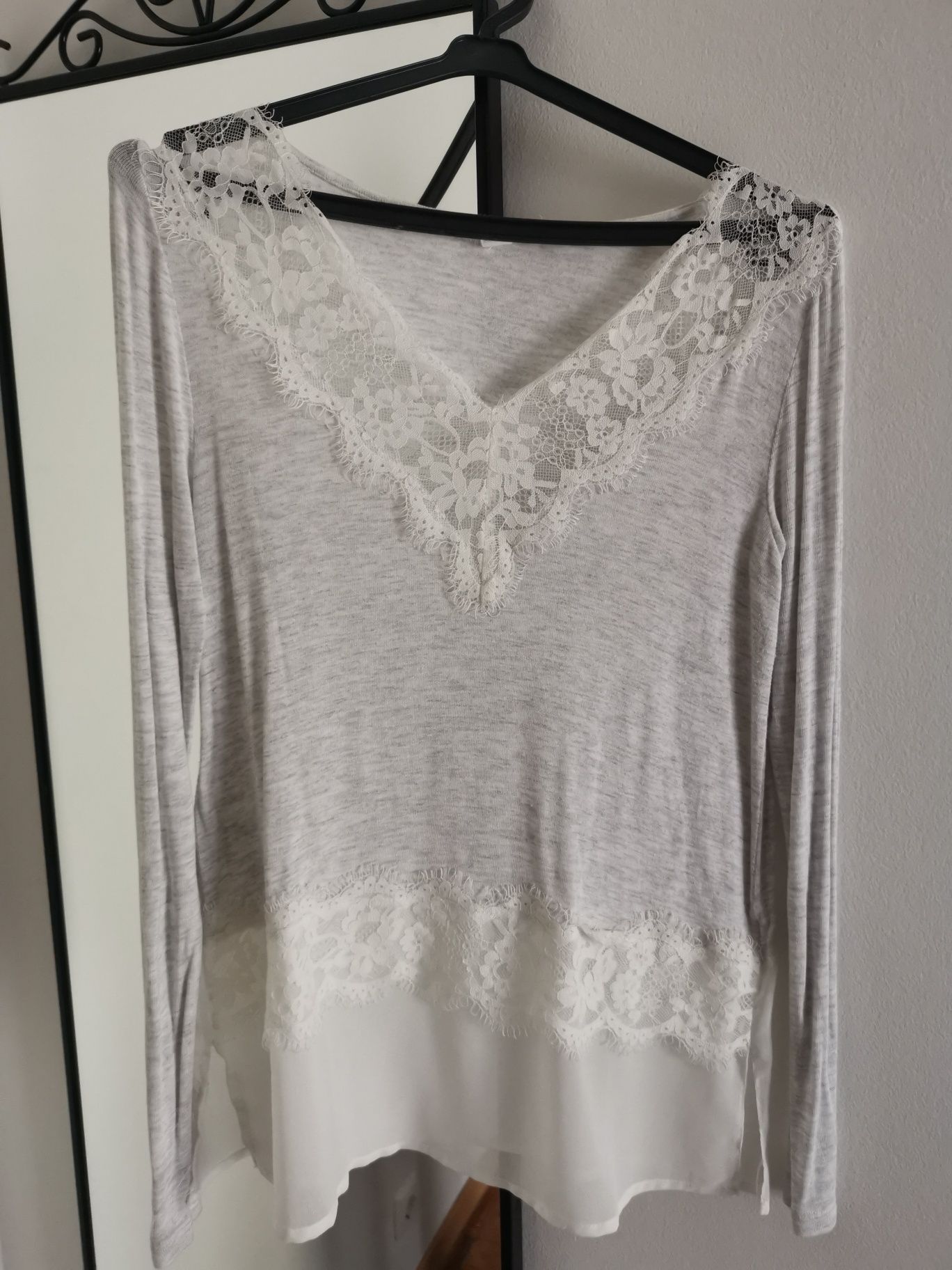 Camisola cinzenta com renda