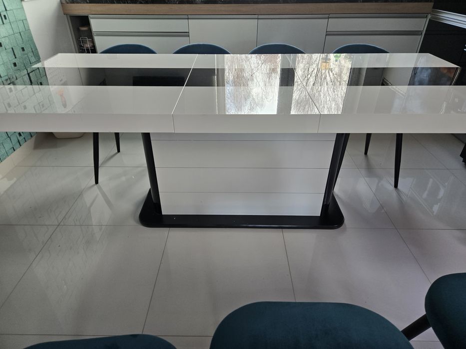 Stół kuchnia jadalnia 160-260 rozkładany.  Lakierowany.