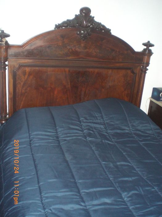 Cama lindíssima, antiga , de estilo romântico, boa madeira .